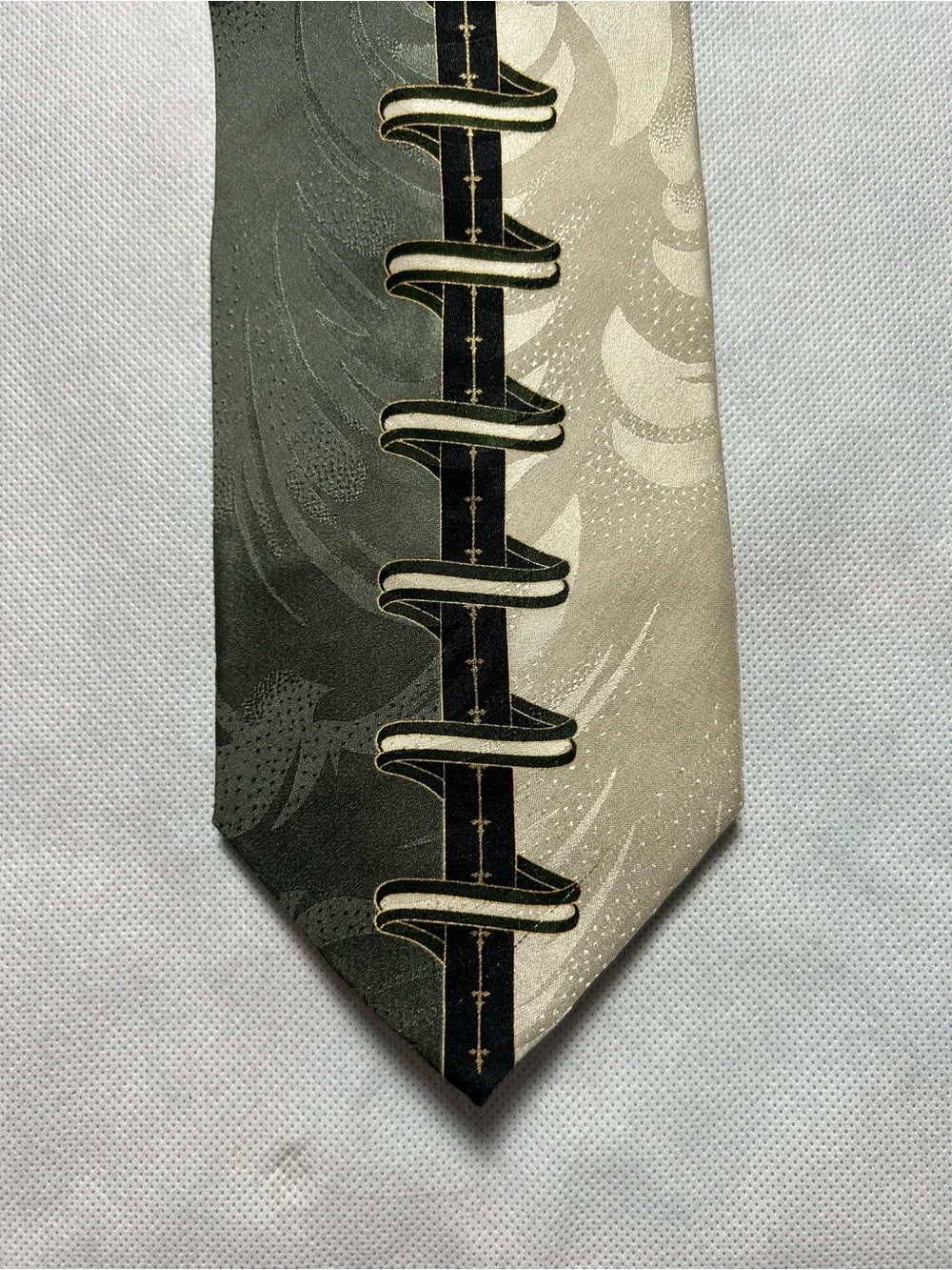 Di Capri silk made in Korea artistic patterned tie